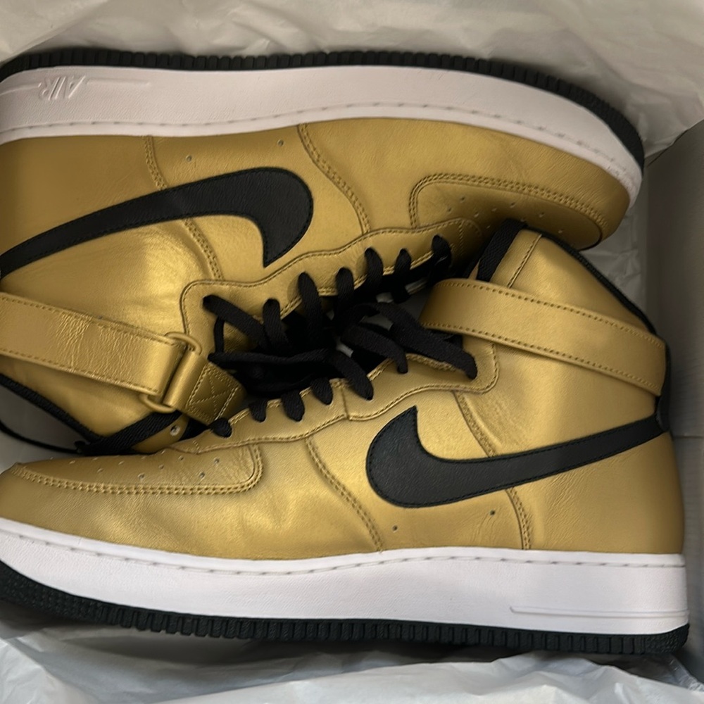 Men’s Nike Shoes size 12.5 Very good condition.